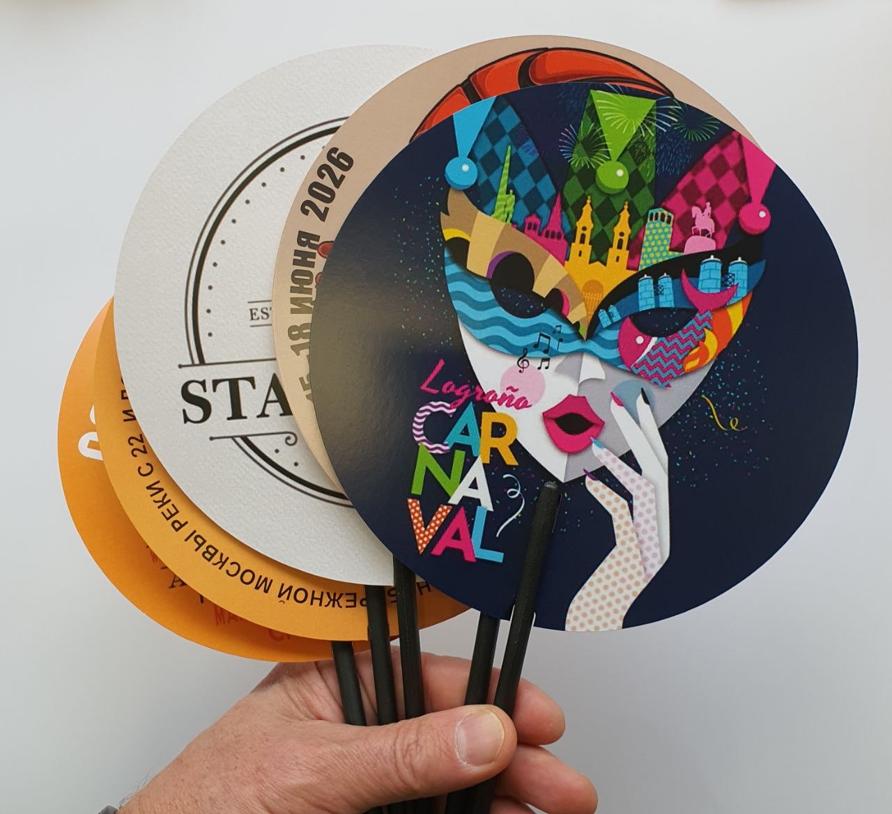 Веера в руках посетителей